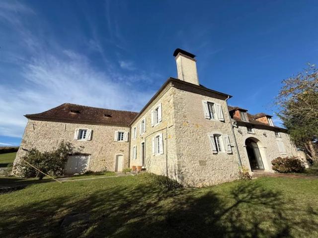 Belle maison de campagne Béarnaise avec dépendances et piscine