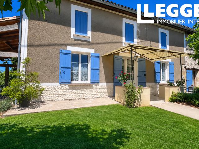 Belle maison de campagne rénovée avec piscine et appartements indépendants, située dans un jardin établi