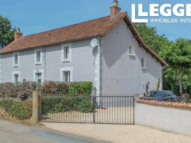 Belle maison de caractère, magnifiquement présentée, implantée sur un terrain d'environ 4 000 m² avec piscine