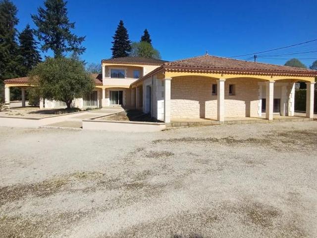 Maison spacieuse avec jardin en Dordogne