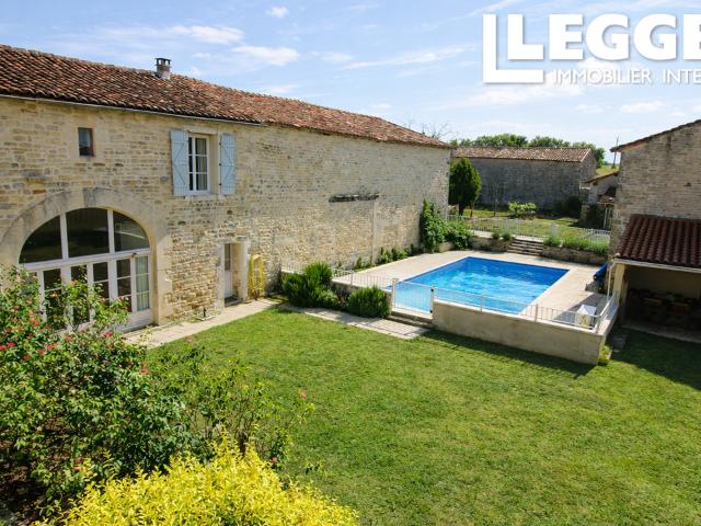 Belle maison de caractère de 6 chambres avec piscine chauffée, située dans un village