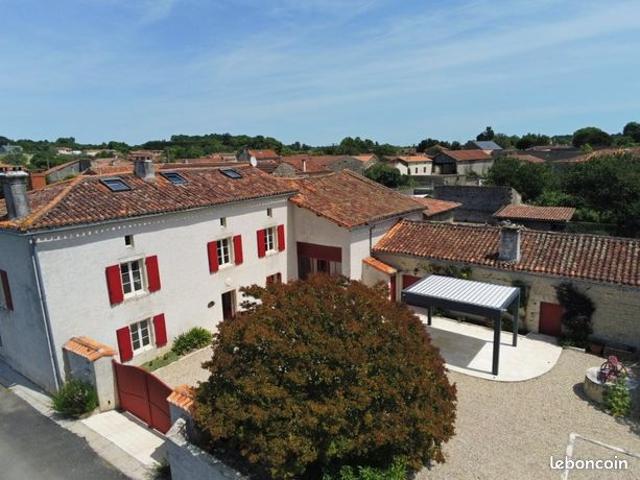 Belle Maison de Caractère Rénovée Avec Prestations Haut de Gamme à Proximité d’Aigre