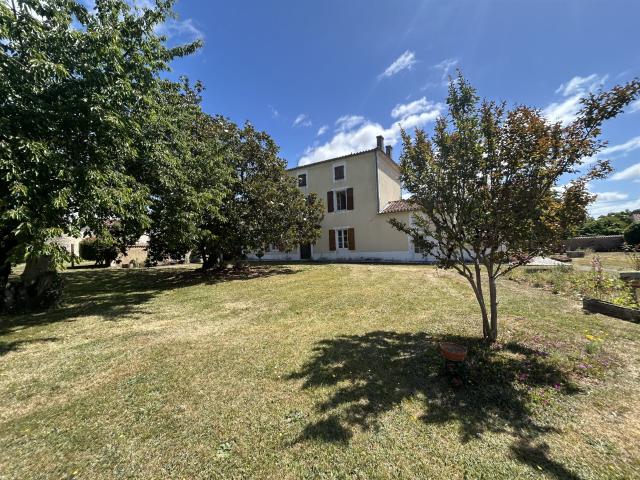 Belle Maison De Caractere Spacieuse Proche Commerces 159m² Chasseneuil sur Bonnieure