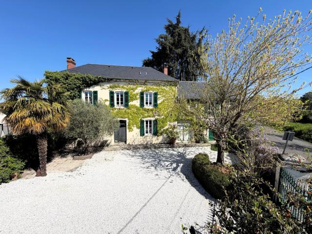 Belle maison de maître comprenant 6 chambres, avec piscine et dépendance