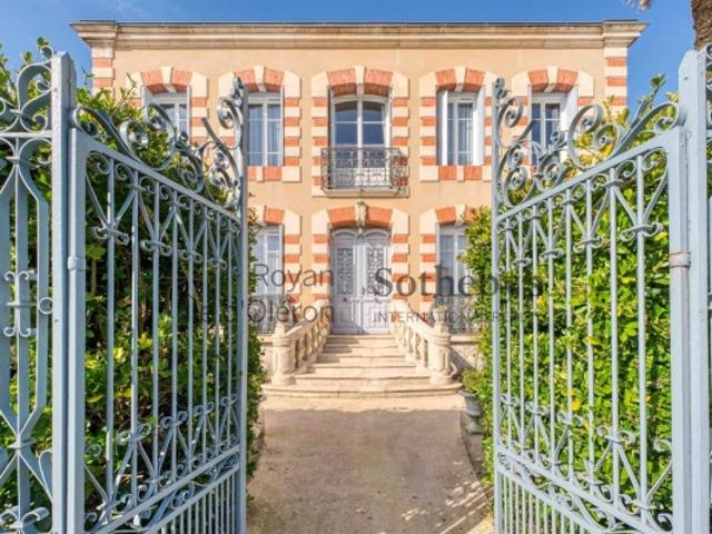 BELLE MAISON DE MAITRE DANS LE CENTRE DE LA TREMBLADE