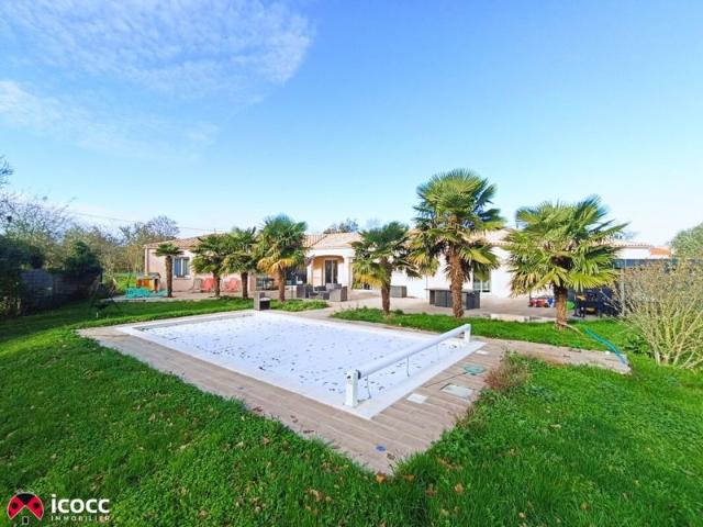 Belle maison de plain pied, 5 chambres, grande pièce de vie, deux ailes, piscine, grand terrain