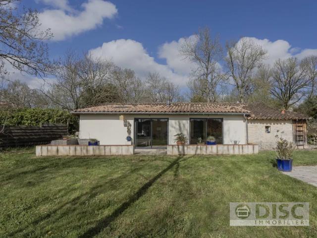 Belle maison de plain pied avec jardin, piscine et vue dégagée