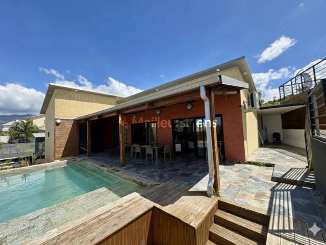 Belle maison de plain pied avec piscine