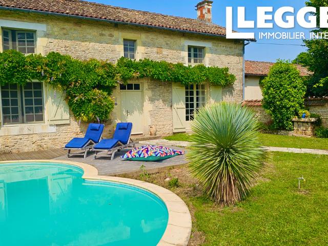Belle maison de trois chambres avec piscine et bâtiment séparé à aménager avec son propre jardin
