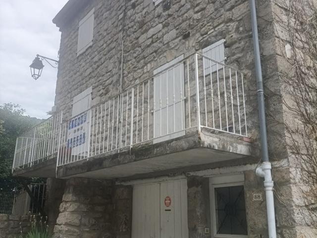 Belle maison de village touristique en pierre