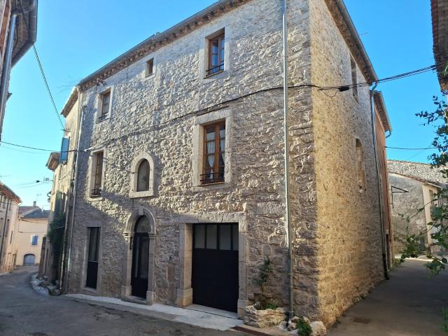 Très belle maison de village avec du cachet et sa terrasse tropézienne