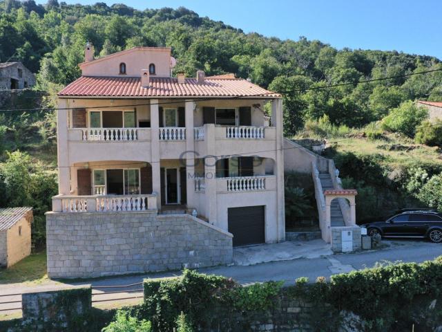 BELLE MAISON DE VILLAGE AVEC GARAGE