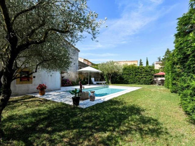 Belle maison de village avec jardin et piscine