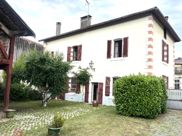 Belle maison de village de caractère avec jardin et dépendances