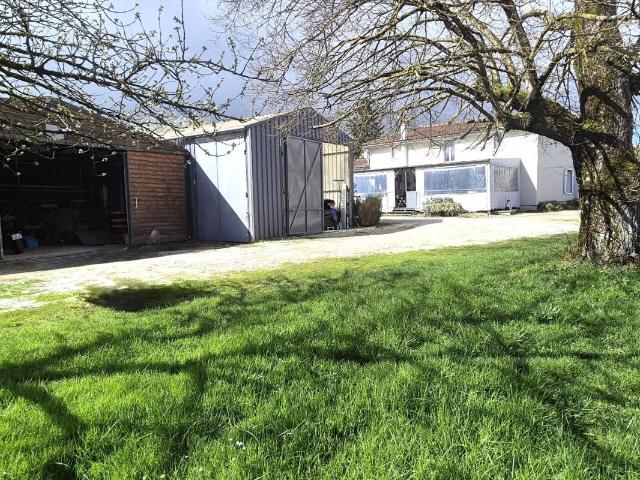 Belle Maison de Village en Brique de 1848 de 165 m² Rénover et Entretenue avec son Ascenseur Ergonomique, sa Cour avant de 180 m² sécurisée et sa Terrasse discrète, ses Dépendances de 48 et 52 m², Garage attenant de 38 m² avec Buanderie, Four à Bois, Cuis
