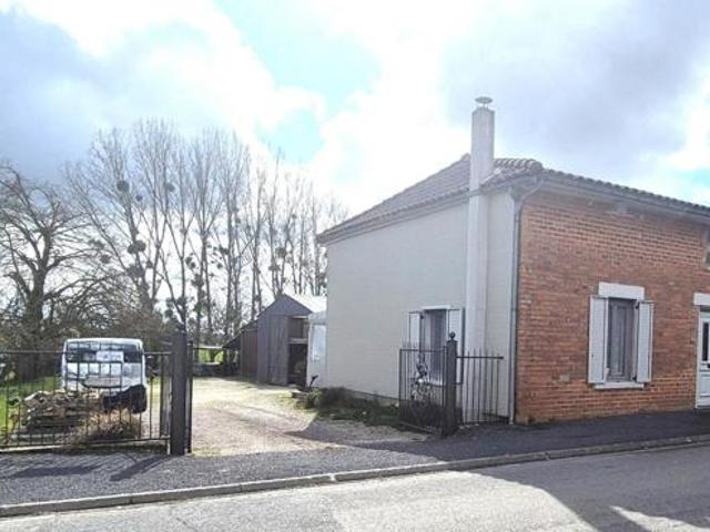 Belle Maison de Village en Brique de 1848 de 165 m² Rénover et Entretenue avec son Ascenseur Ergonomique, sa Cour avant de 180 m² sécurisée et sa Terrasse discrète, ses Dépendances de 48 et 52 m², Garage attenant de 38 m² avec Buanderie, Four à Bois