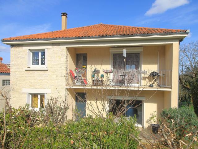 Belle maison de ville à vendre, en très bon état général, au. 144m² Gourdon