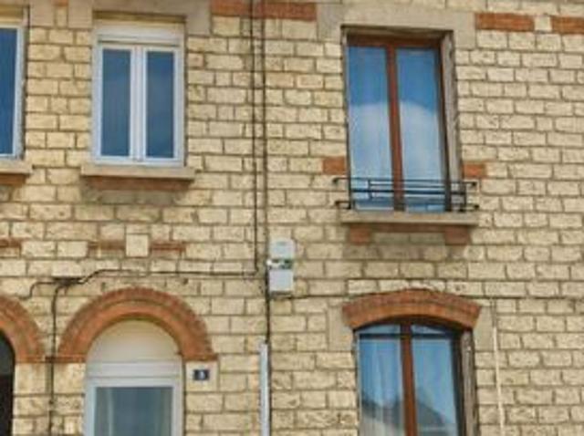 Belle maison de ville bien entretenue Jardin