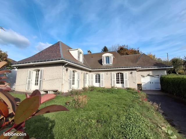 Belle MAISON D'HABITATION INDIVIDUELLE avec Garage, Sous sol et Terrain