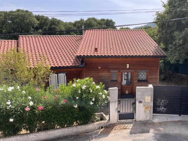 BELLE MAISON EN BOIS MEUBLEE T4 LOUEE A L ANNEE