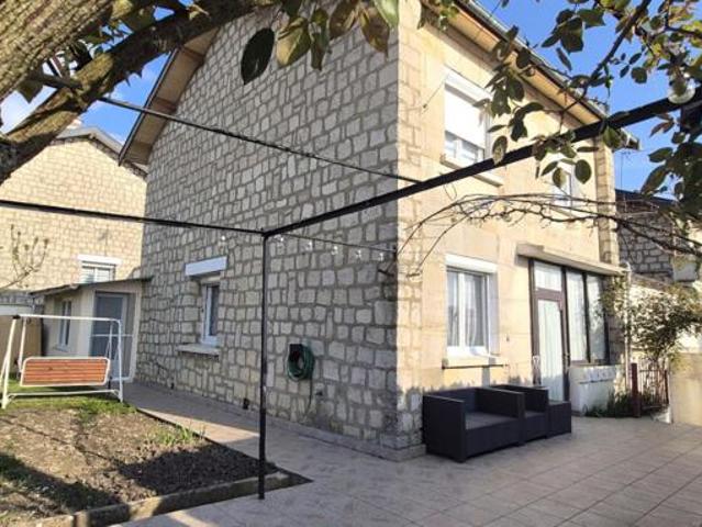 Belle Maison en Pierre ou de Caractère de 112 m² Rénovée avec Goût avec sa Cour fermée de 12 m², Terrasse de 56 m², Vérandas Chauffées, Garage de 32 m² avec Buanderie, Chaufferie PAC Air Eau, Cuisine d'été et Terrain clos, arborés de 286 m² avec son