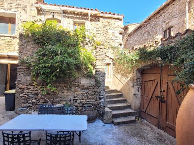 Belle maison en pierre avec 177 m2 habitables, cour et terrasse