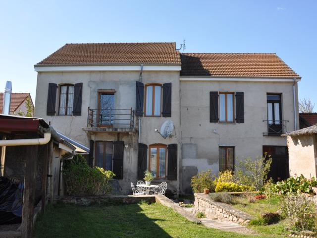 Belle maison en pierre, avec 6 chambres et 1071 m2 de terrain