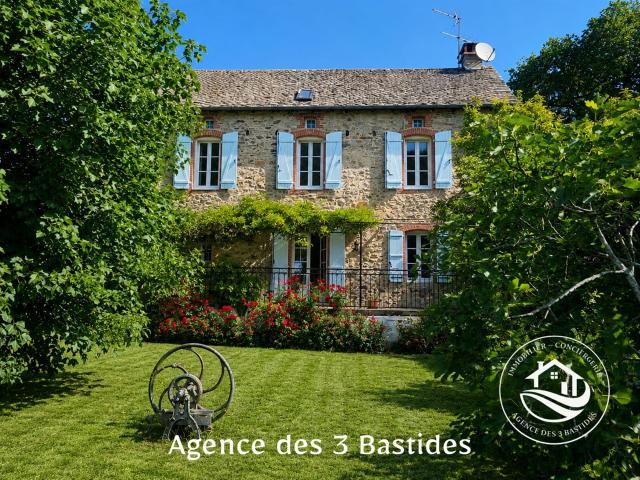 Belle maison en pierre avec grange et terrain arboré 158m² Tayrac