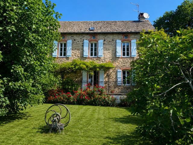 Belle maison en pierre avec grange et terrain arboré 158m² La Salvetat Peyralès