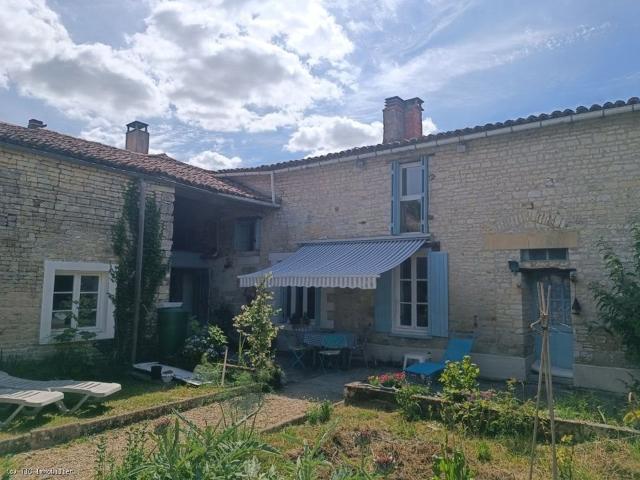 Belle Maison en Pierre avec Dépendances et Jardin en 152m² Fontaine Chalendray