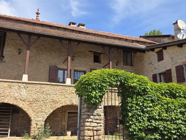 Belle maison en pierre avec jardin dans un hameau à 15 minut. 156m² Igé