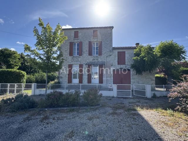 Belle maison en pierre avec jardin et garage