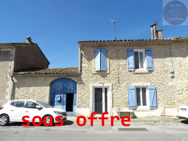 Belle maison en pierre avec sa terrasse ombragée