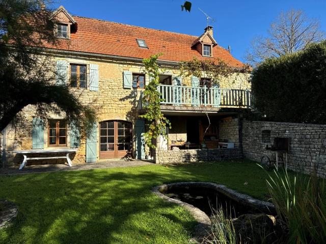 Belle maison en pierre avec piscine, au calme, sur un terrai. 206m² Montamel