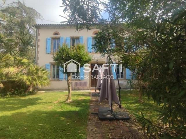 Belle maison en pierre avec piscine et jardin