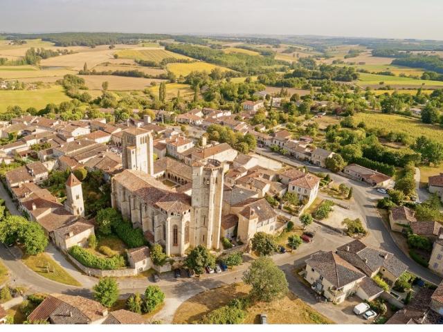 Belle maison en pierre dans village classé Médiéval