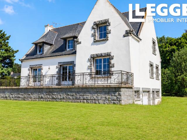 Belle maison en pierre indépendante de 6 chambres avec magnifiques jardins arborés fort potentiel