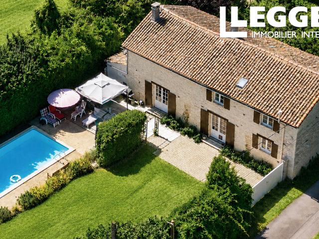 Belle maison en pierre sans mitoyenneté avec piscine chauffée – proche de Ruffec