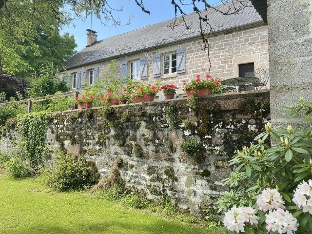 Belle maison en pierre située dans un petit hameau de la com. 124m² Tarnac