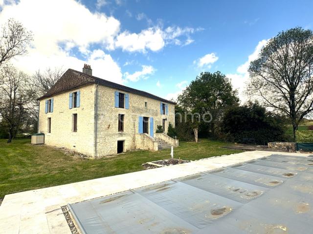 Belle maison en pierre, 3 chambres, piscine, grange et garage
