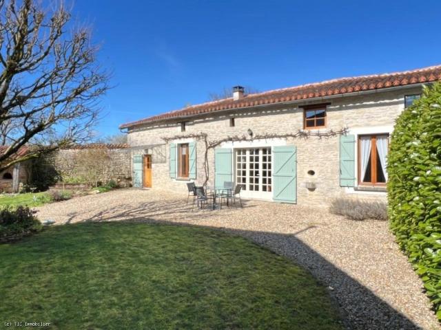Belle Maison en Pierres 3 Chambres avec Jardin Clos et 125m² Nanteuil En Vallée