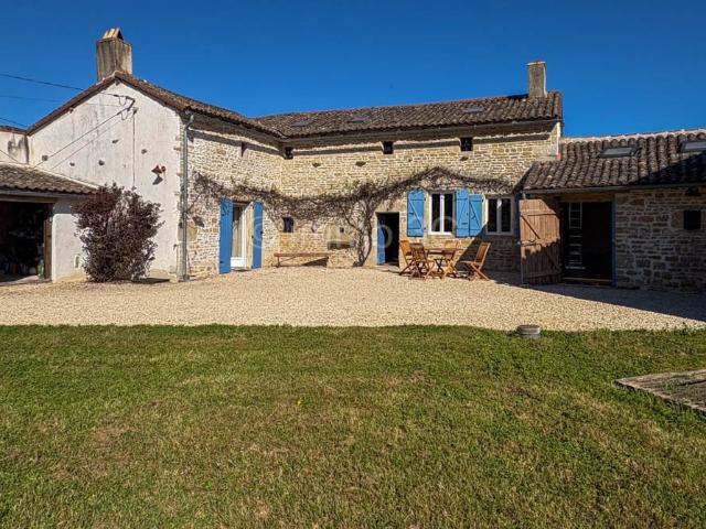 Belle maison en pierres avec grange et jardin 160m² Lezay