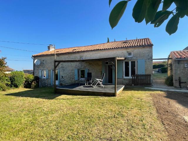 Belle maison en pierres avec jardin