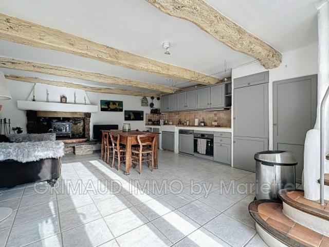 belle maison en pierres dans hameau