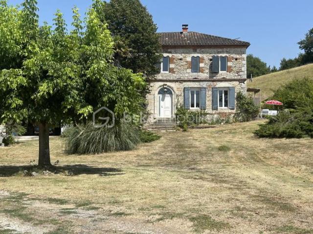 BELLE MAISON EN PIERRES GÎTE GRANGE PISCINE TERRAIN