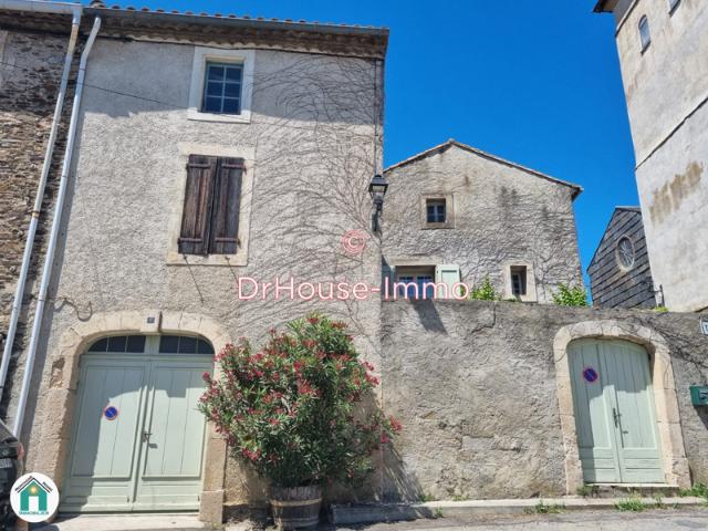 Belle maison en pierres rénovée située au cœur du village avec cour et grange