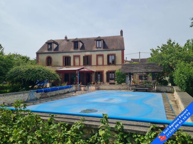 Belle maison familiale avec jardin paysagé et piscine