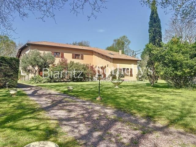 Belle maison familiale avec parc arboré et piscine