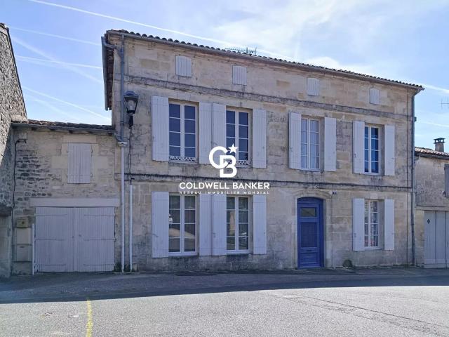 Belle maison familiale avec Parc et Garage dans le Centre vi. 362m² Pons