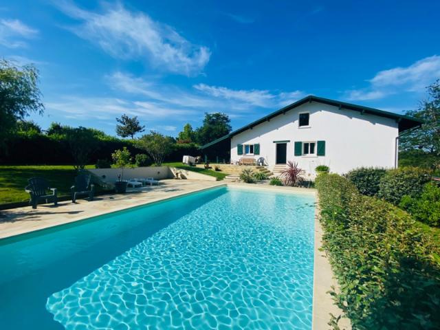 Belle maison familiale avec piscine dans un écrin de verdure